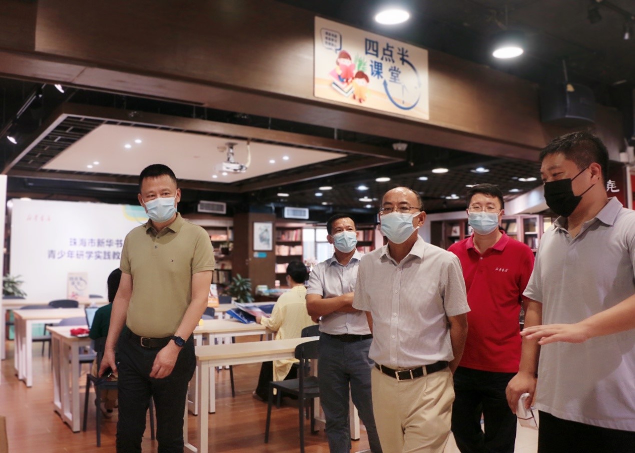 省文化和旅游廳公共服務處二級調研員陳衛東一行到珠海新華書店考察調研