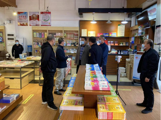 廣寧縣委常委、宣傳部長何干洪帶隊到新華書店檢查疫情防控工作