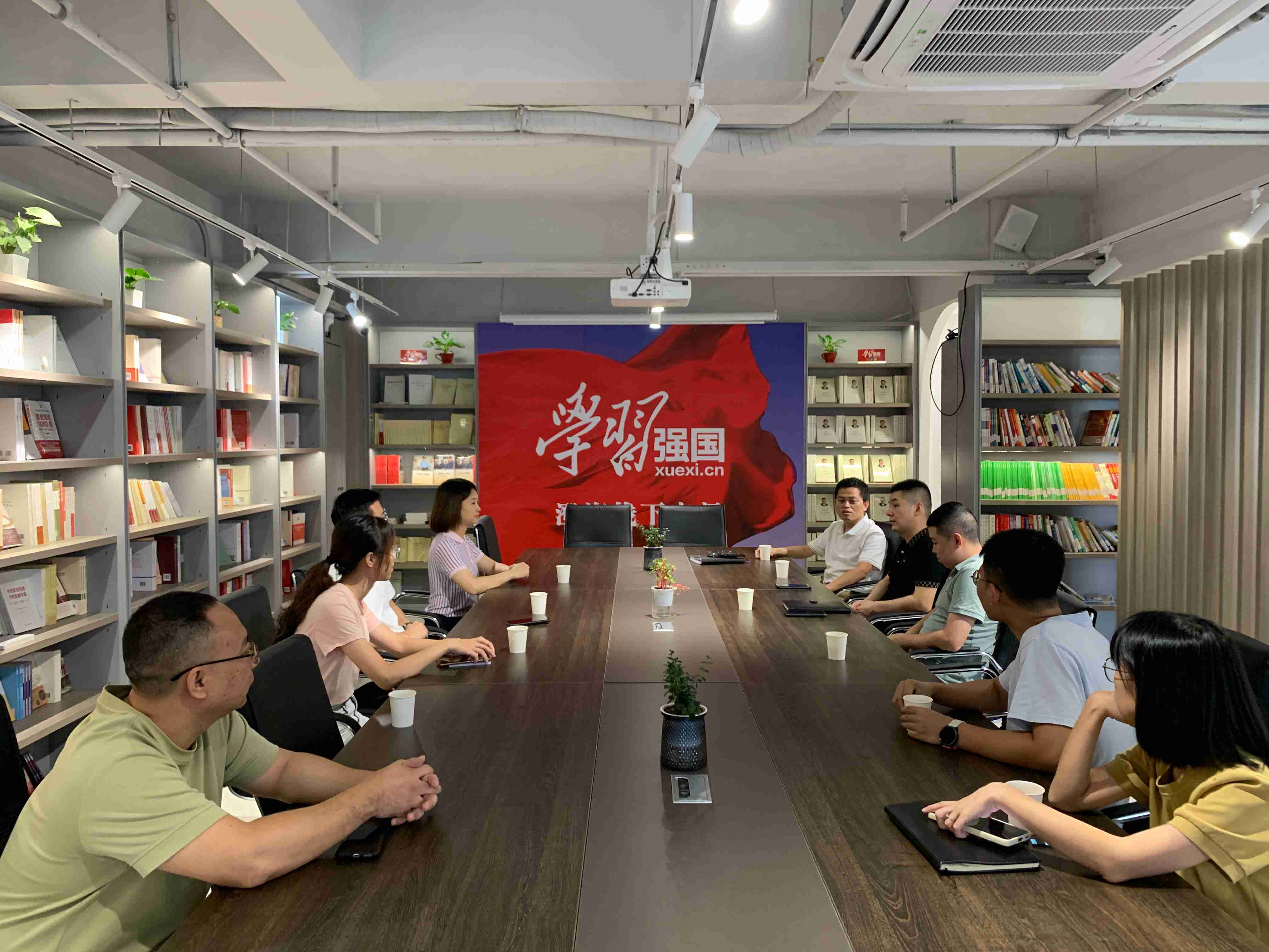 澄海區委宣傳部副部長、區精神文明辦主任陳沛旭同志帶隊到澄海新華書店開展宣傳文化建設和精神文明建設工作調研